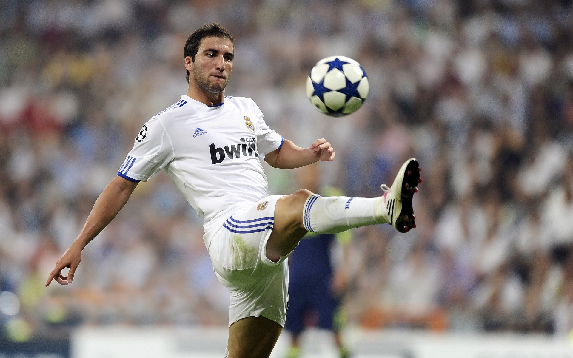 中超“川西德比”成都蓉城主场小胜重庆两江竞技 球迷看台红浪翻涌